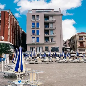 https://hotel-maremola.hotelitalianriviera.com